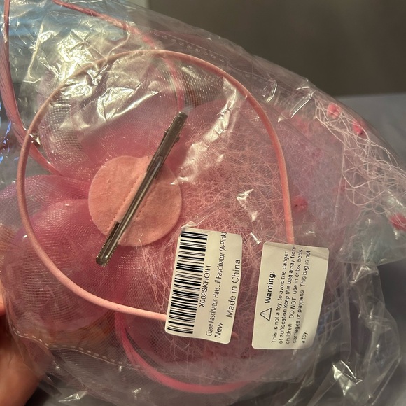 Pink fascinator hat headband head piece flower feather derby clip net - Picture 11 of 11